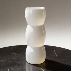 Vazo skulpturore e bardhe